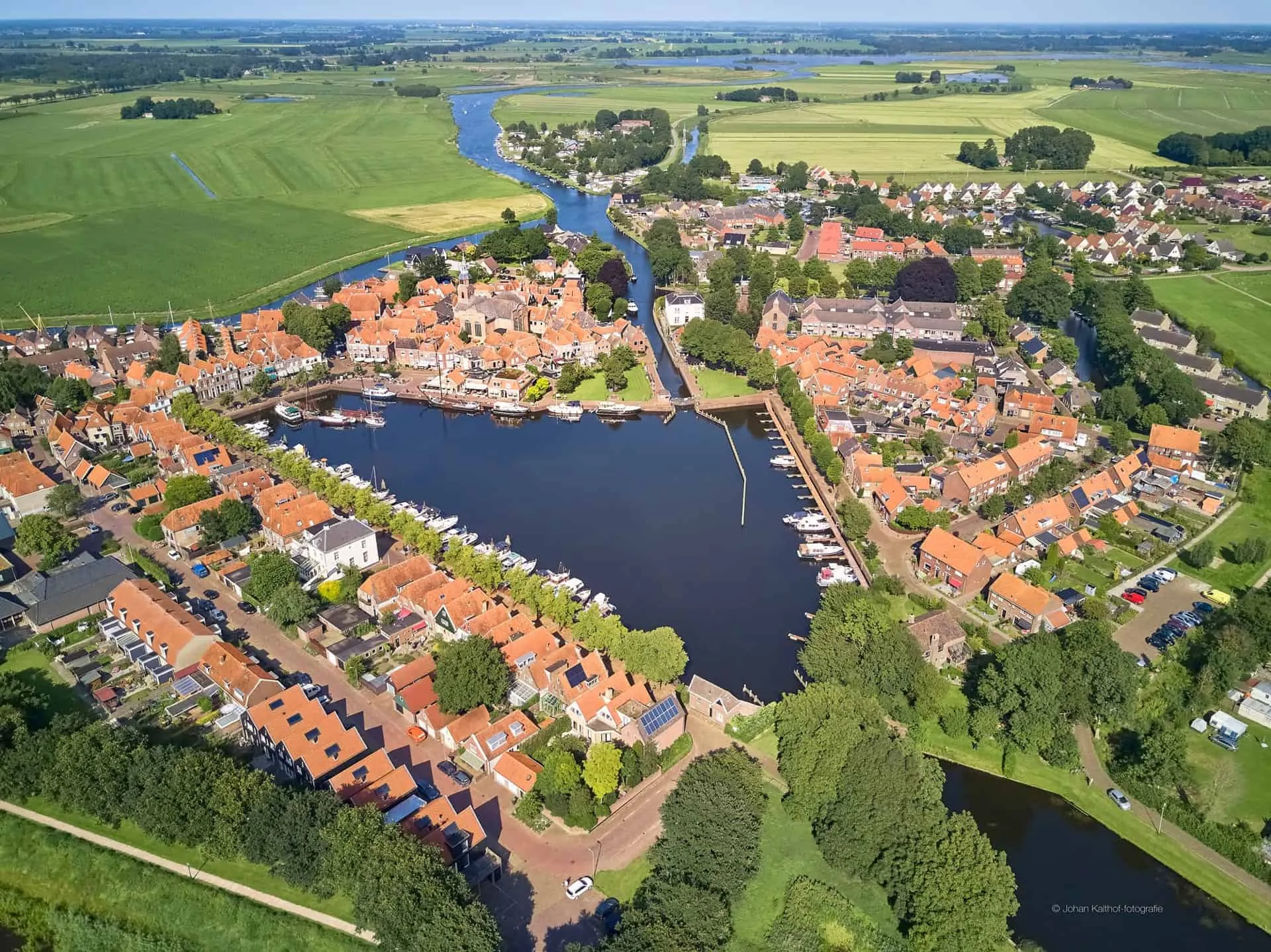 Luchtfoto van de jachthaven in het centrum van Blokzijl
